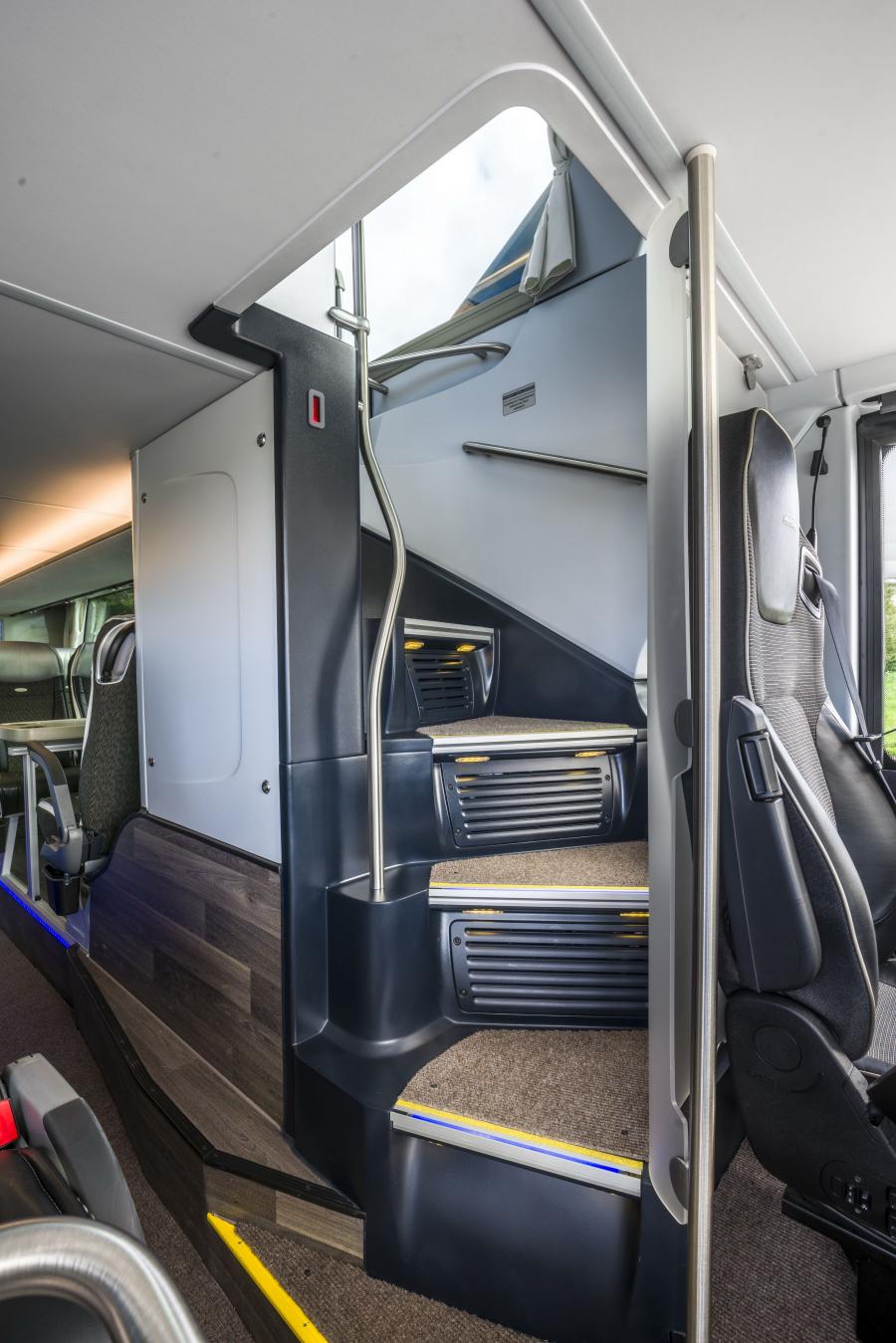 Интерьер Neoplan Skyliner 2015 года  (фото 16 из 22)